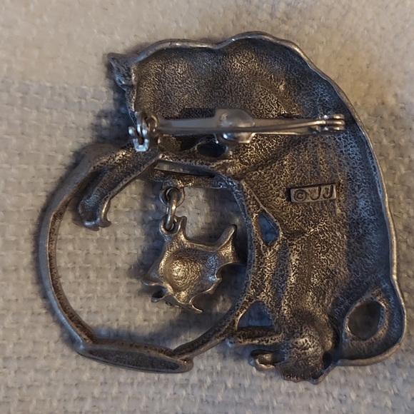 VINTAGE JJ ANTIQUE SILVER TONE METAL PIN BROOCH CAT REACHING INTO GOLD FISH BOWL - Picture 2 of 2